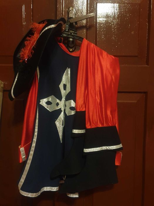 новорічний костюм Мушкетер з музичним мечем на 135см=330грн