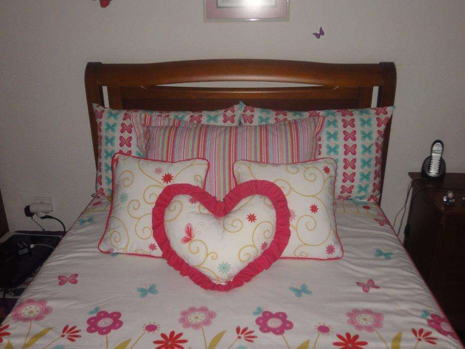 Colcha com Motivos Florais e Borboletas