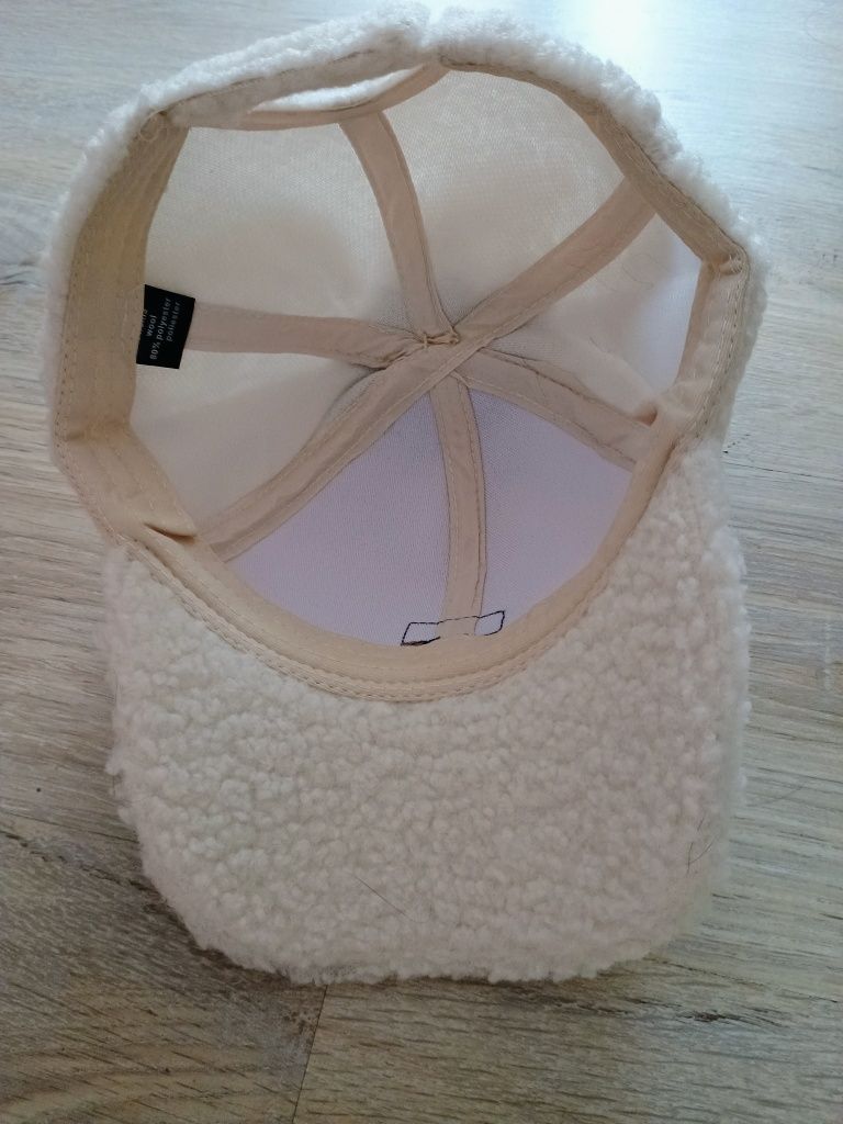 Czapka z daszkiem pompon jenot baranek ecru one size