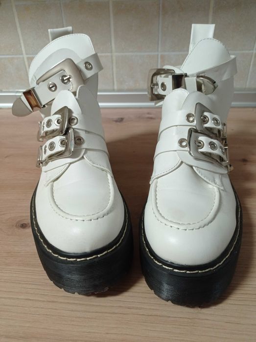 Sapatos de plataforma abertos