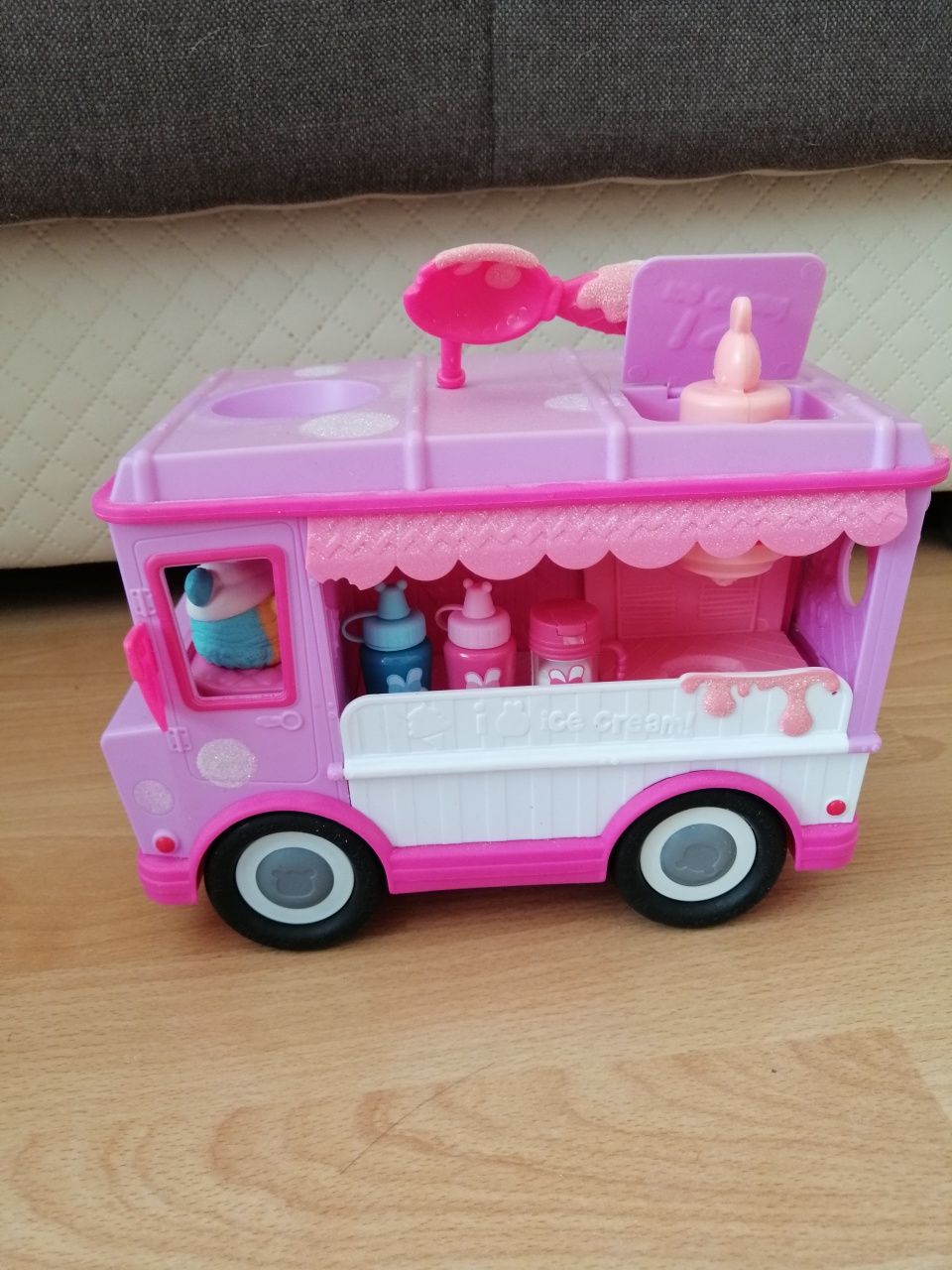 Autobus num noms do robienia błyszczyków