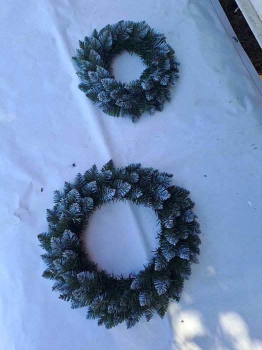 Świąteczne  ozdoby dekoracyjne  śnieżone  stroiki  świąteczne