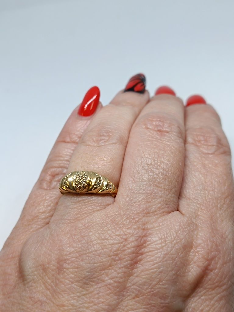 Złoty pierścionek z diamencikami roz.13, złoto próby 333