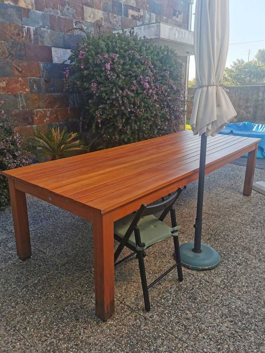 Mesa exterior grande de madeira maciça