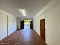 Almada - Garagem ampla em excelente zona
