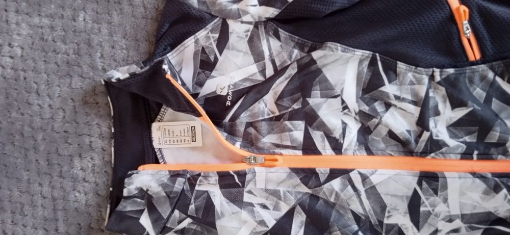 Trzy bluzy chłopięce 122 oraz 3 koszulki