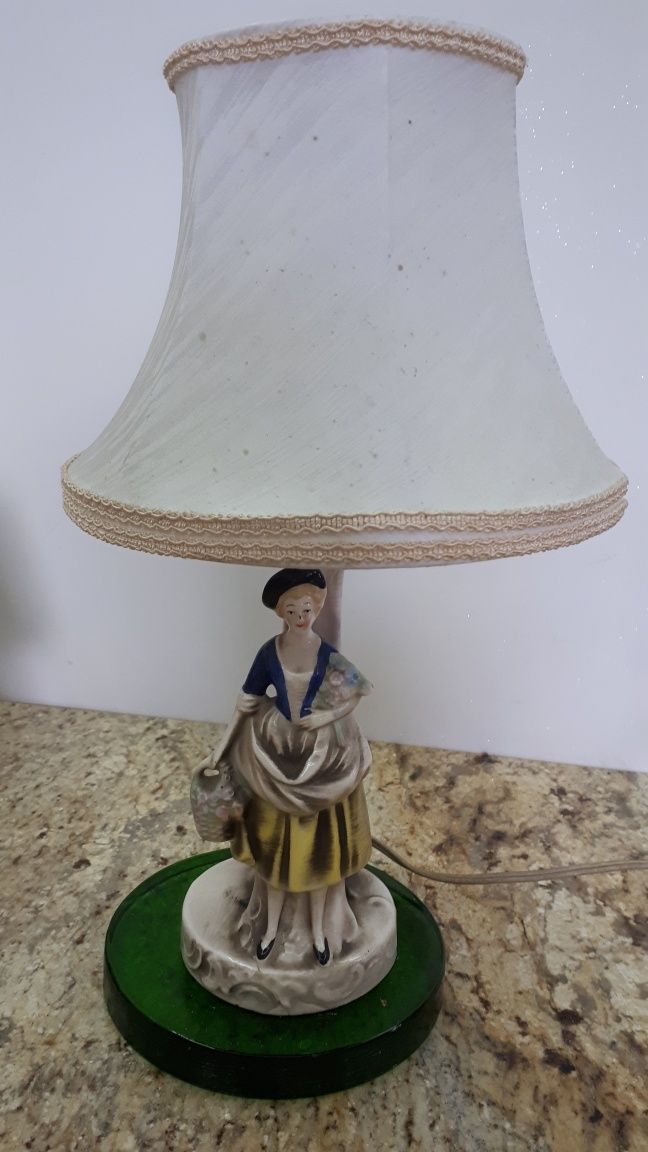 Lampka z ładna figurka.