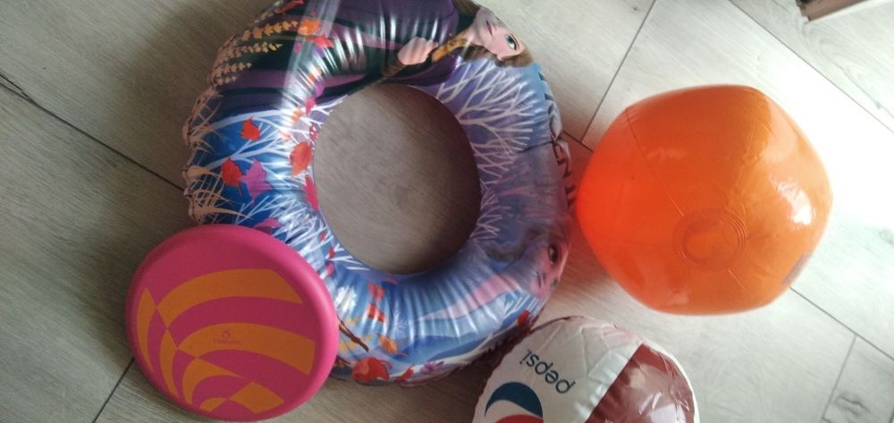 Akcesoria plażowe kolo, piłki dwie, frisbee