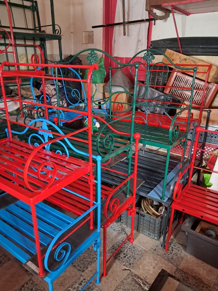 Bancos em ferro forjado para jardim.