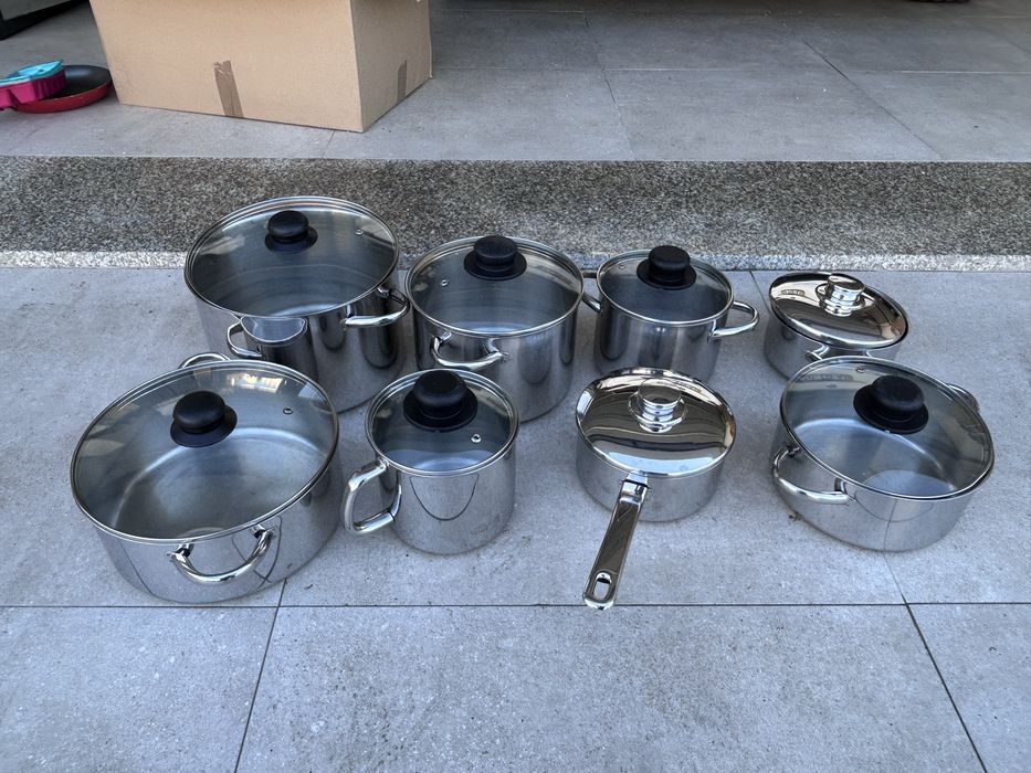 conjunto de tachos e panelas