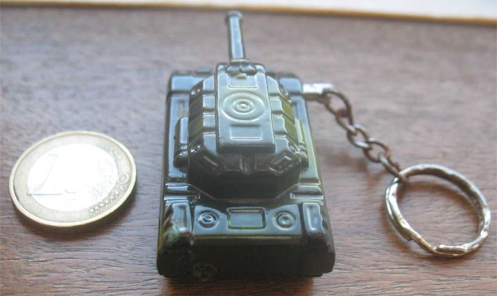 Isqueiro em forma de tanque militar