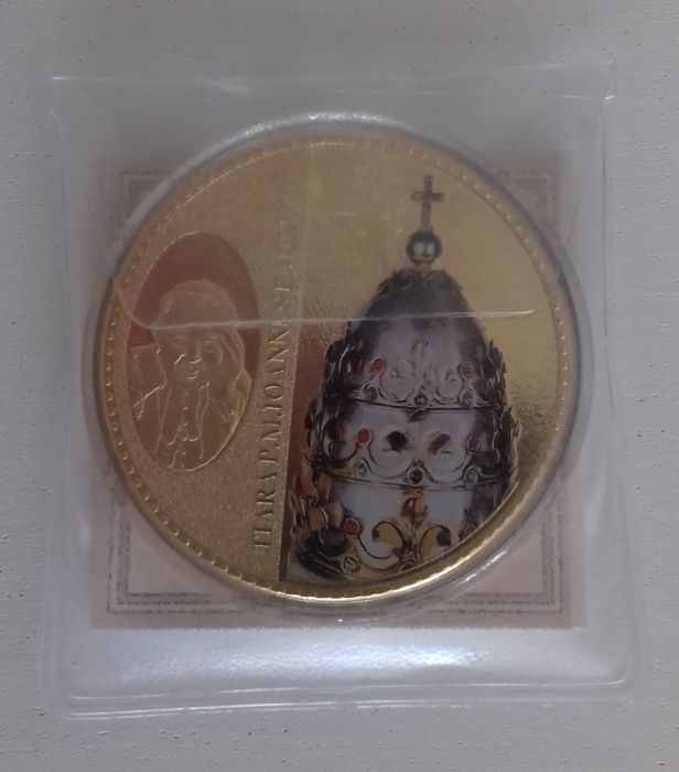 Pozłacana moneta z serii Korony papieskie - Tiara