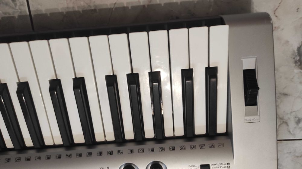 Чудовий синтезатор Yamaha YPT-410 для навчання