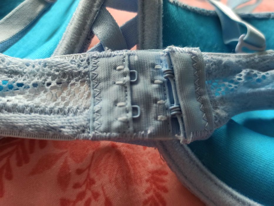 Błękitny biustonosz