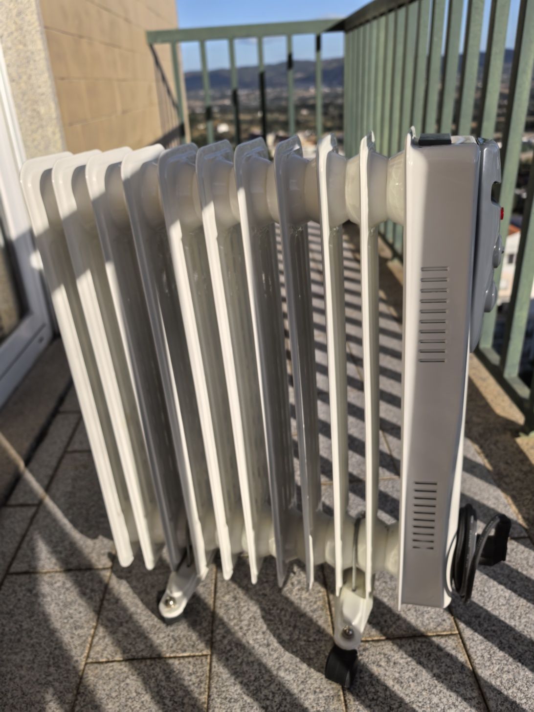 Vende-se radiador à óleo 2500W Kunft.