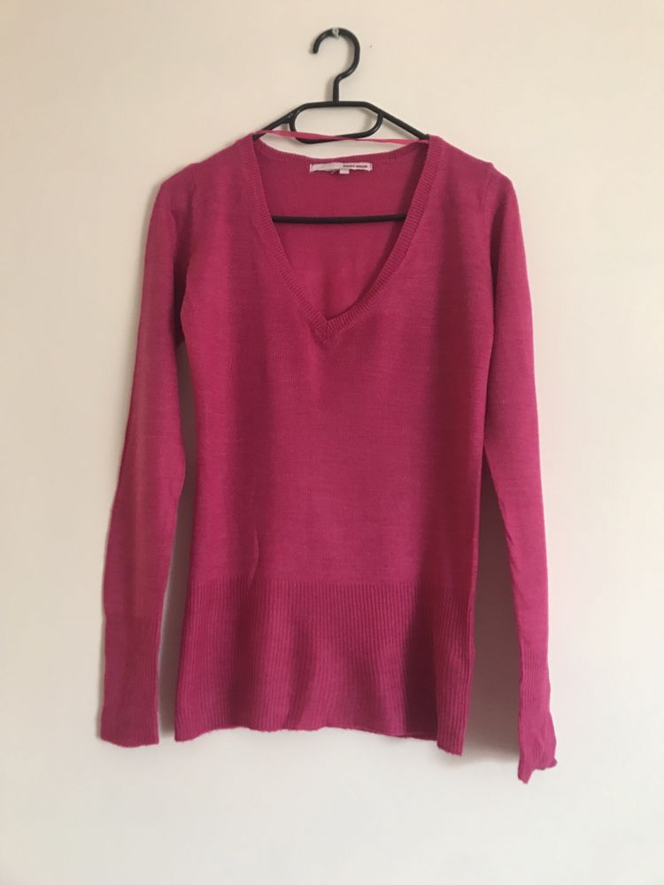 Różowy sweterek z dekoldem
