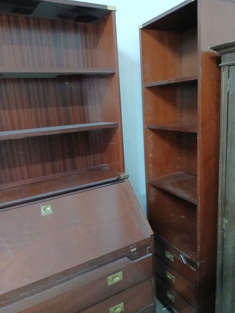 Escrivaninha com estante, gavetas e módulo de apoio