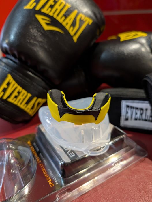 Набор для бокса Everlast, перчатки боксерские+капа+бинты 4 м.
