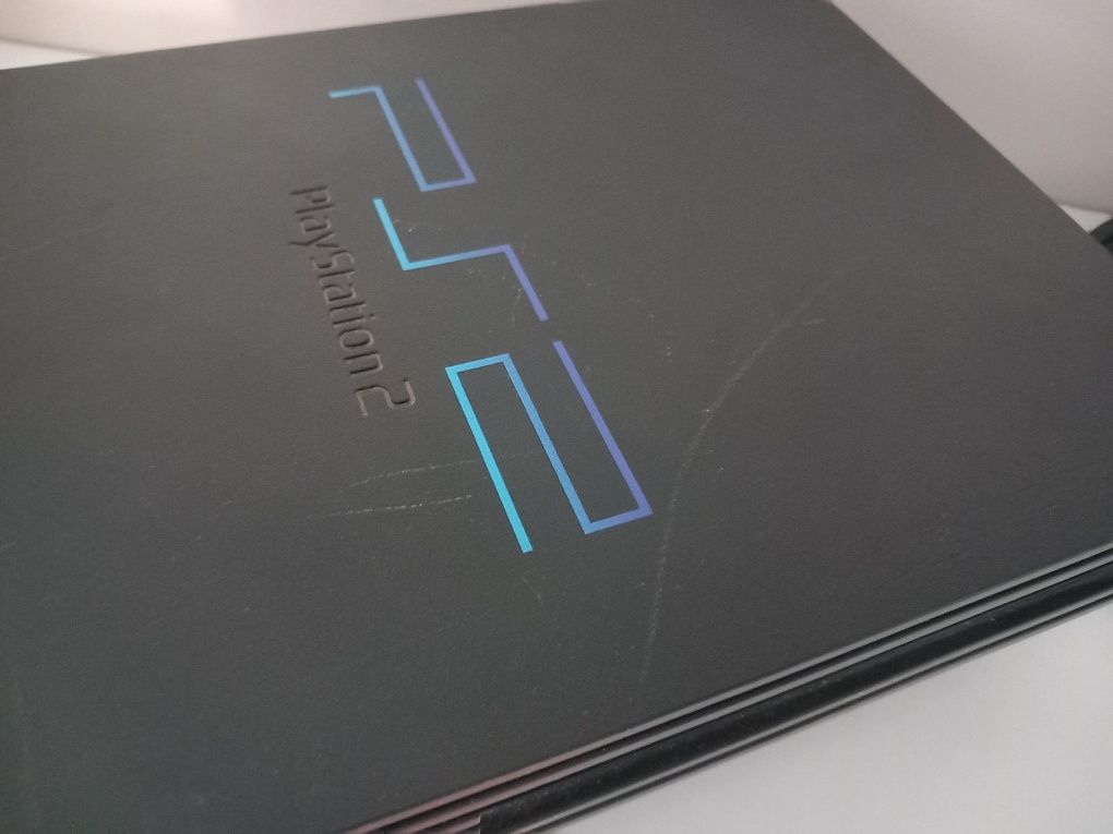 PS2 fat com algumas marcas de uso