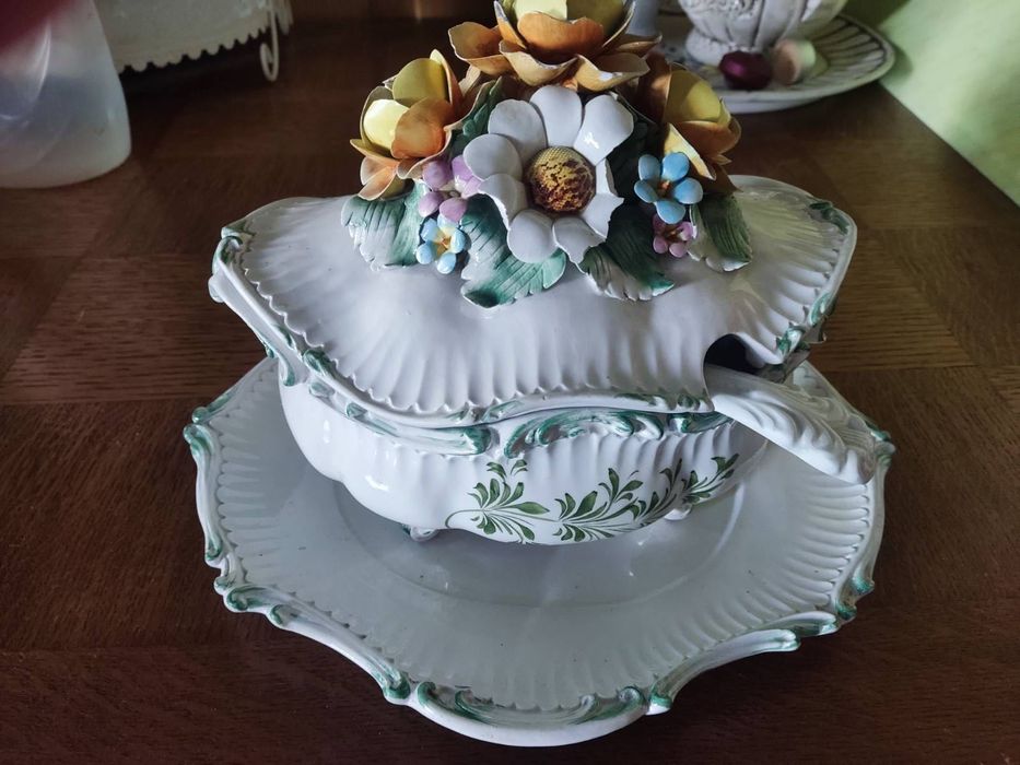 Dekoracyjna waza porcelanowa z bukietem kwiatów, w stylu Capodimonte