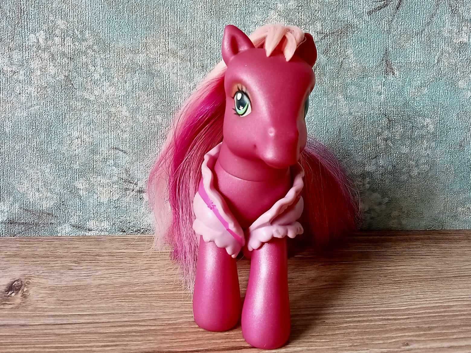 Cheerilee- kucyk w ubranku i z kwiatkiem. Oryginalny My Little Pony