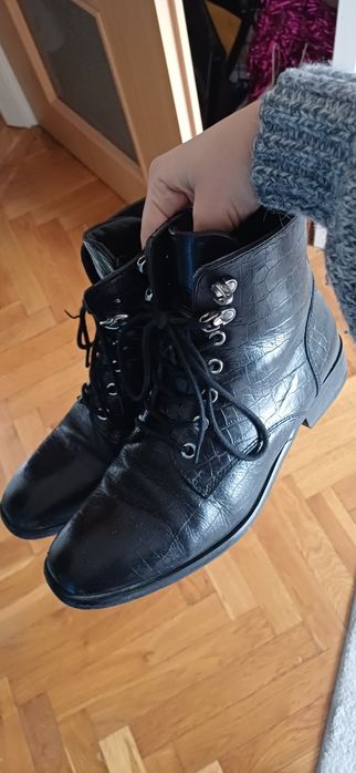 Czarne skórzane wiązane botki trzewiki.