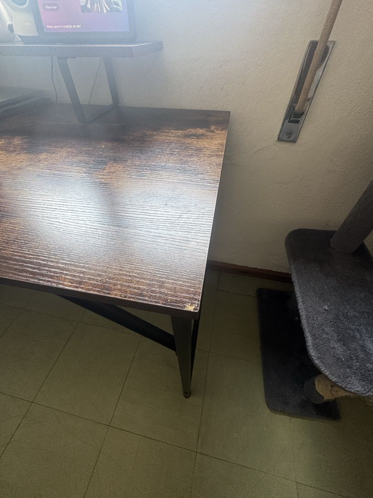 Secretaria com prateleira