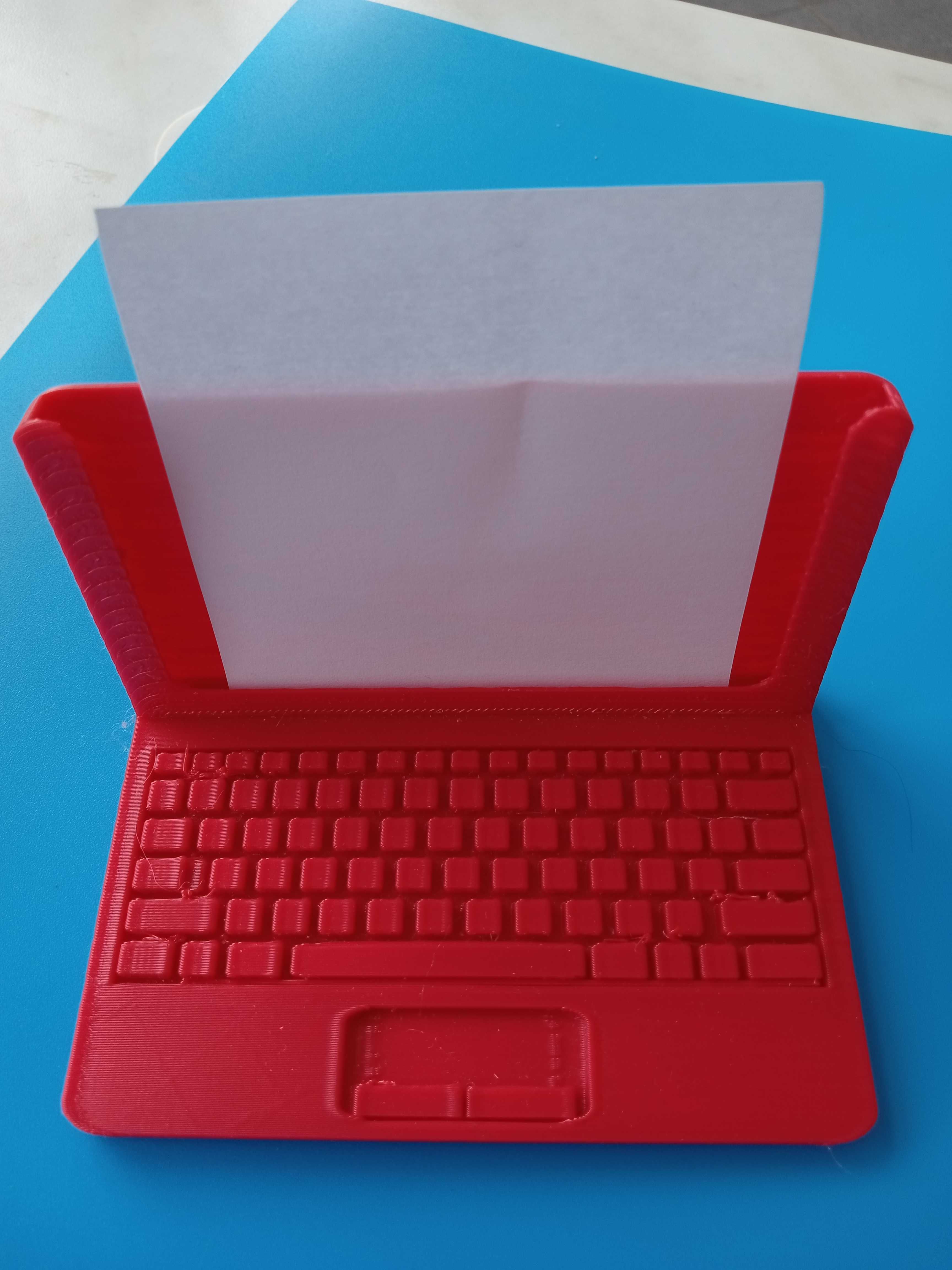 Wizytownik w kształcie laptopa stojący