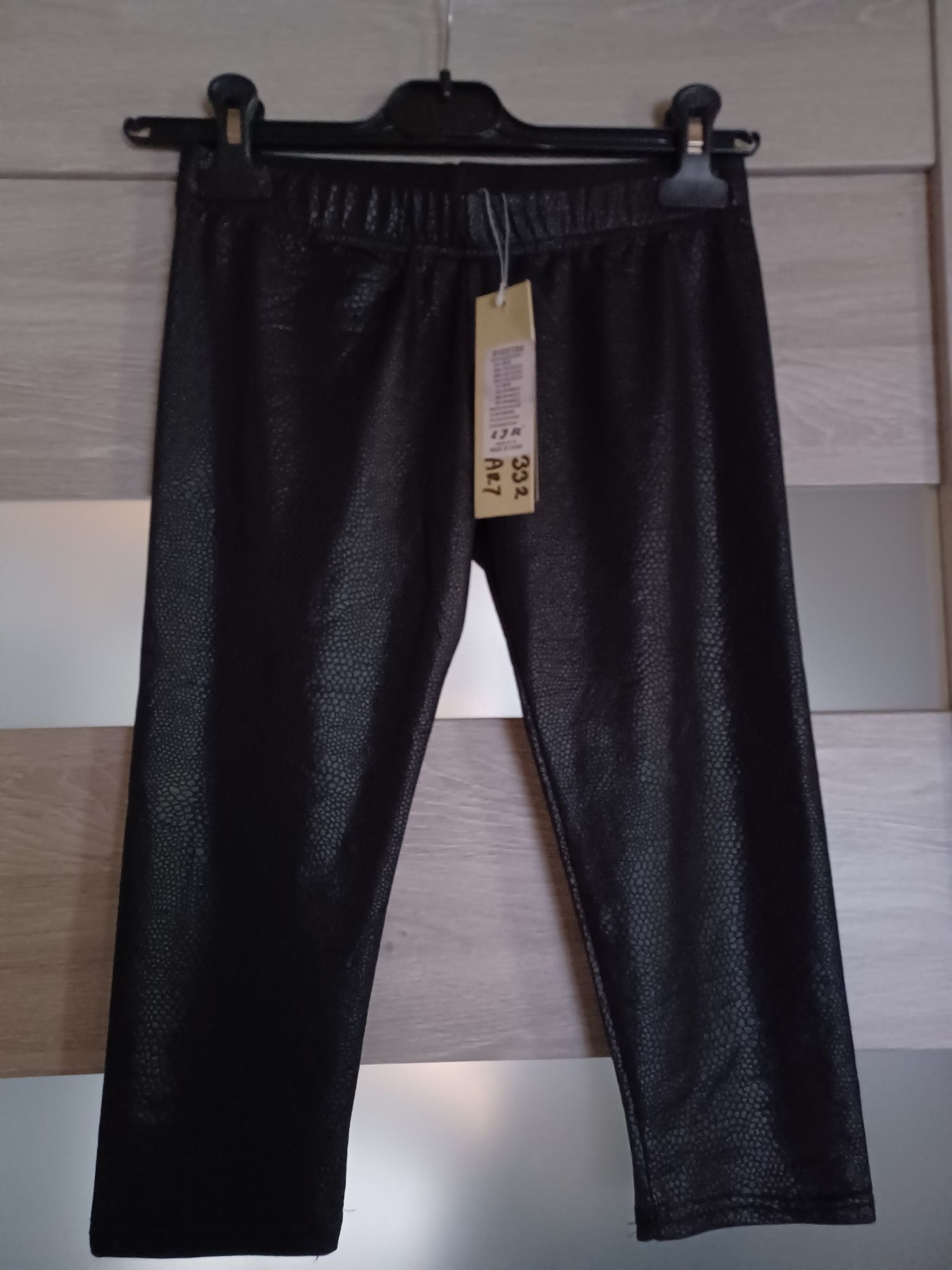 Czarne krótkie legginsy, na lato, wężowy wzór, nowe z metką