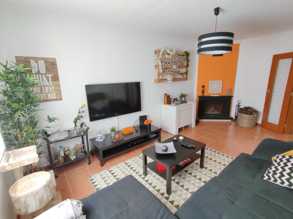 Farto do Barulho? Vende-se Sossego (com Casa T2 Incluída) em Azeitão!
