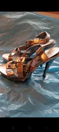 Sandałki wizytowe damskie rozmiar srebrne rozmiar 39 firma GORDEOUS