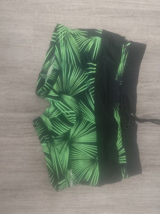 Sprzedam spodenki kąpielowe dla chłopca rozmiar XS.