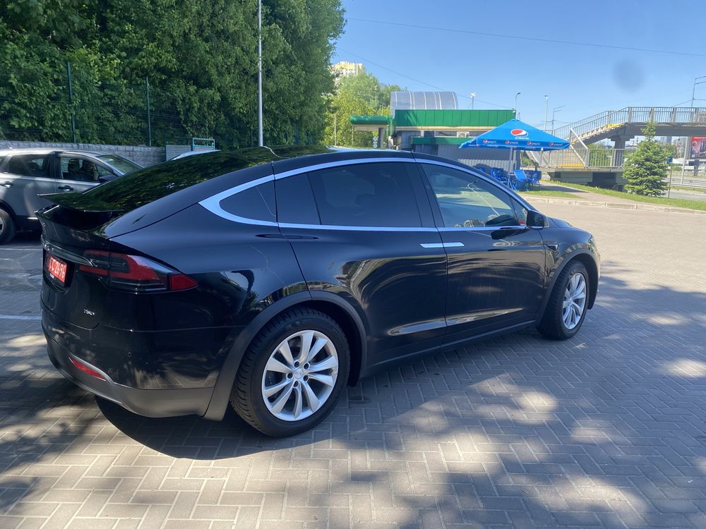 Tesla Model X офиційне авто