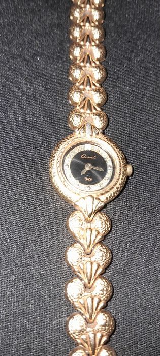 Relógio de senhora de corda muito ilegante.