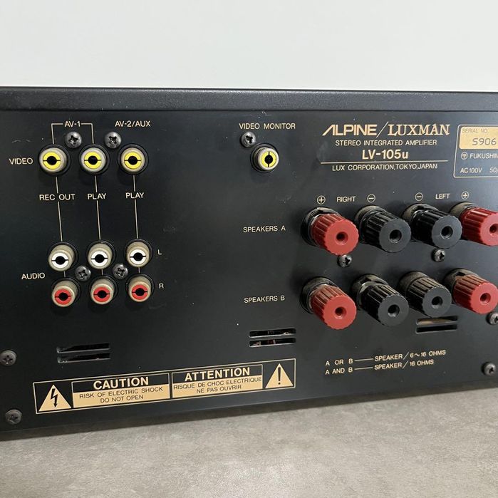 Гибридный усилитель LUXMAN LV-105.