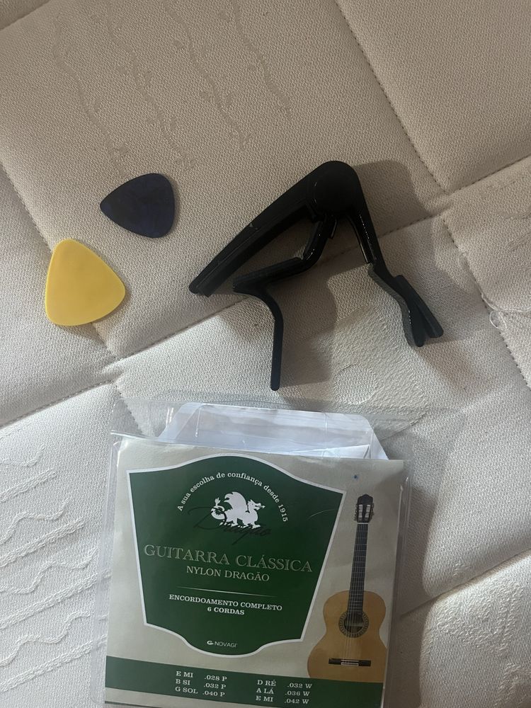 Guitarra Genma + cordas palheta e capo