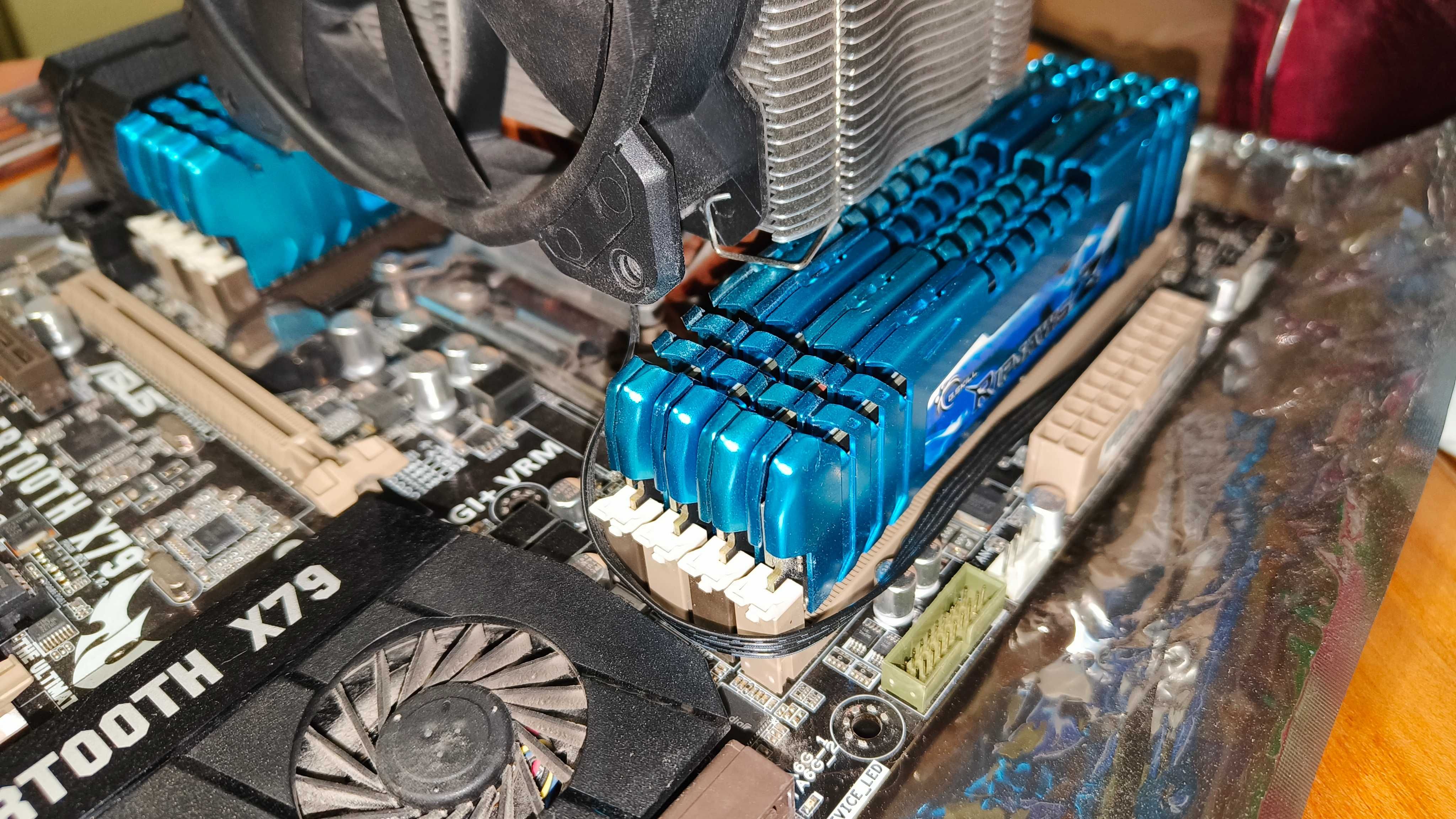 Intel Xeon E5 2697v2 12c/24t 64gb G.Skill Asus Sabertooth X79 Zalman