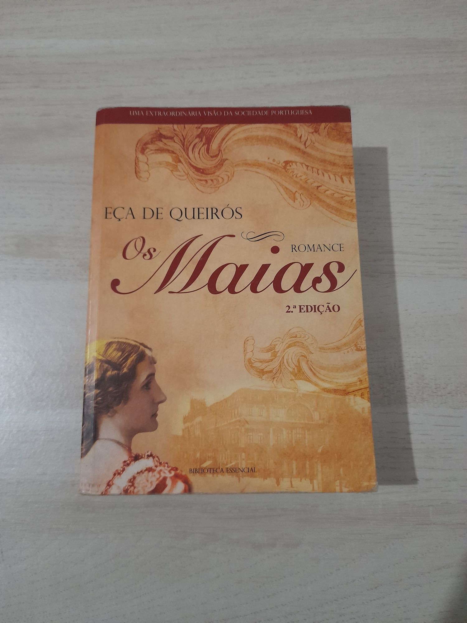 Livro "Os Maias" de