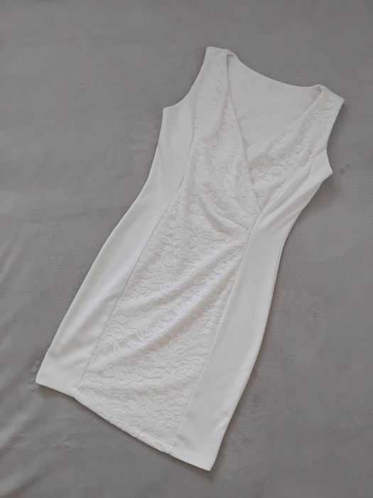 Klasyczna sukienka ołówkowa śmietankowa biel koronkowy przód roz. XS/S