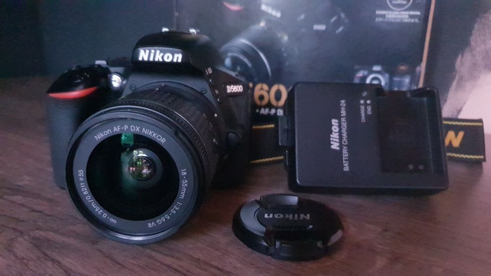 Nikon D5600 + 18-55 VR Kit