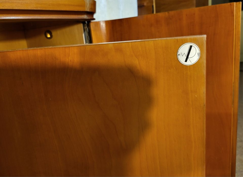 piękna komoda Wilhelm Renz   "WR"
-
.