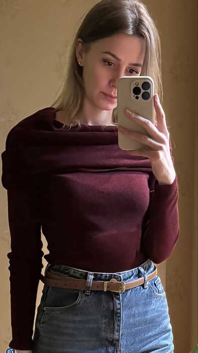 Кофта з відкритими плечима бордового кольору