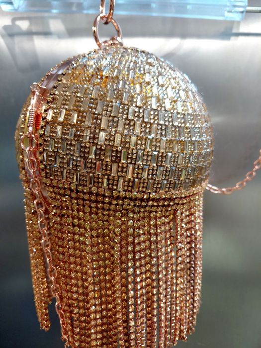 Kopertówka z kryształków i frędzli dopinany łańcuszek złota