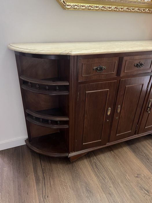 Móvel em madeira e pedra