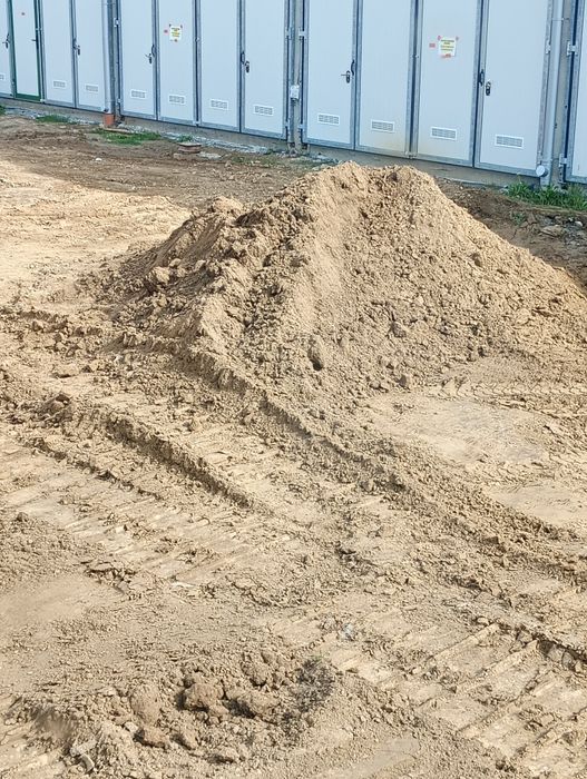 Ziemia podniesienie terenu, transport wywrotka 4 osiowa