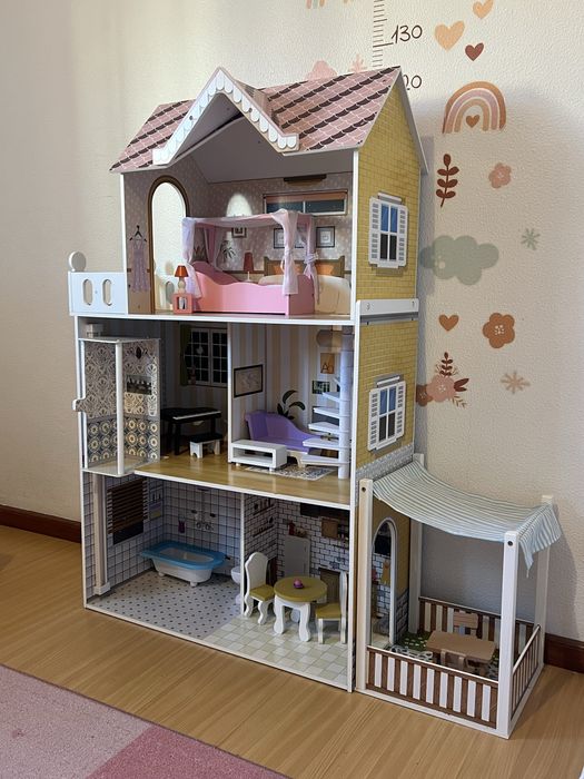 Casa de bonecas em madeira