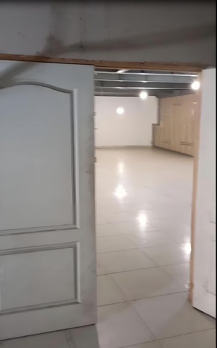 Склад 220 м2 з підйомним майданчиком