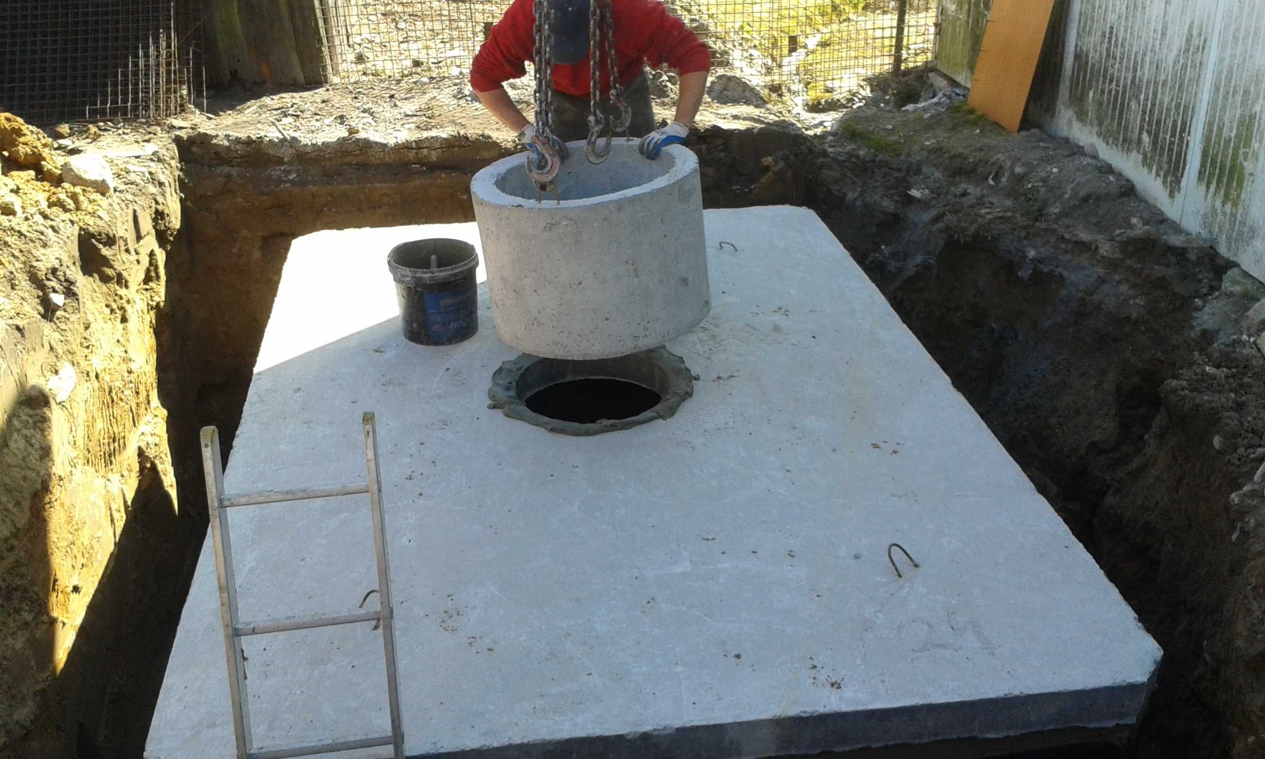 Szambo betonowe zbiornik na wodę opadową z wykopem