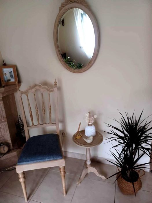 Conjunto de espelho, cadeira e mesinha de apoio. As 3 peças 200 €.