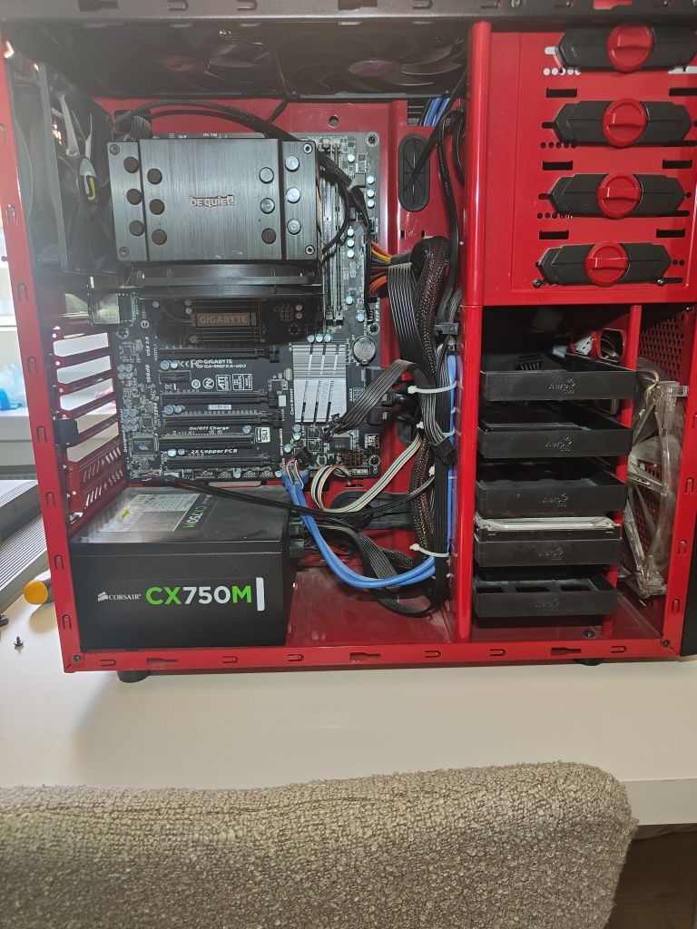 Komputer wraz z monitorem